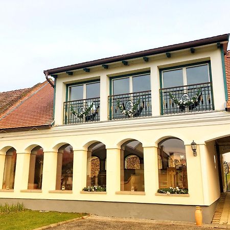 Ginti Panzio, Orseg Hotel Magyarszombatfa Exterior photo