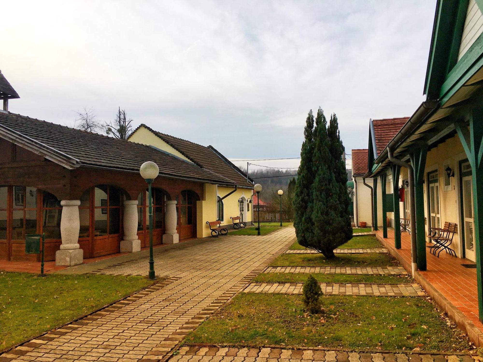 Ginti Panzio, Orseg Hotel Magyarszombatfa Exterior photo